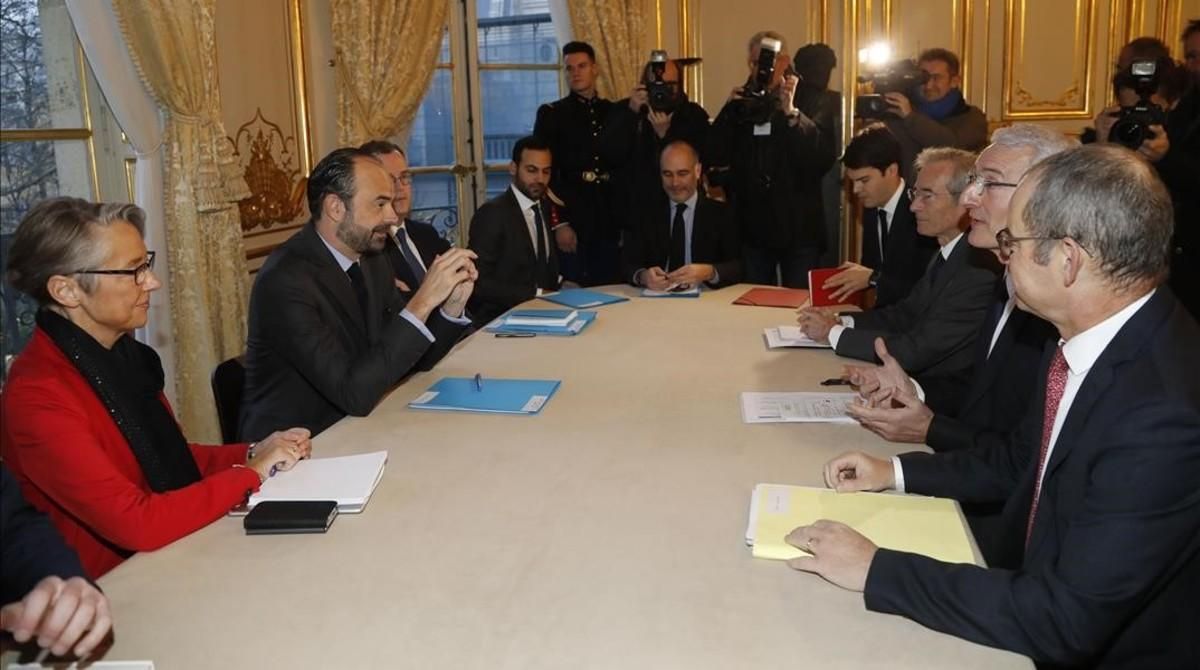 Representantes de la SNCF y del Gobierno, reunidos en París. Representantes de la SNCF y del Gobierno, reunidos en París.