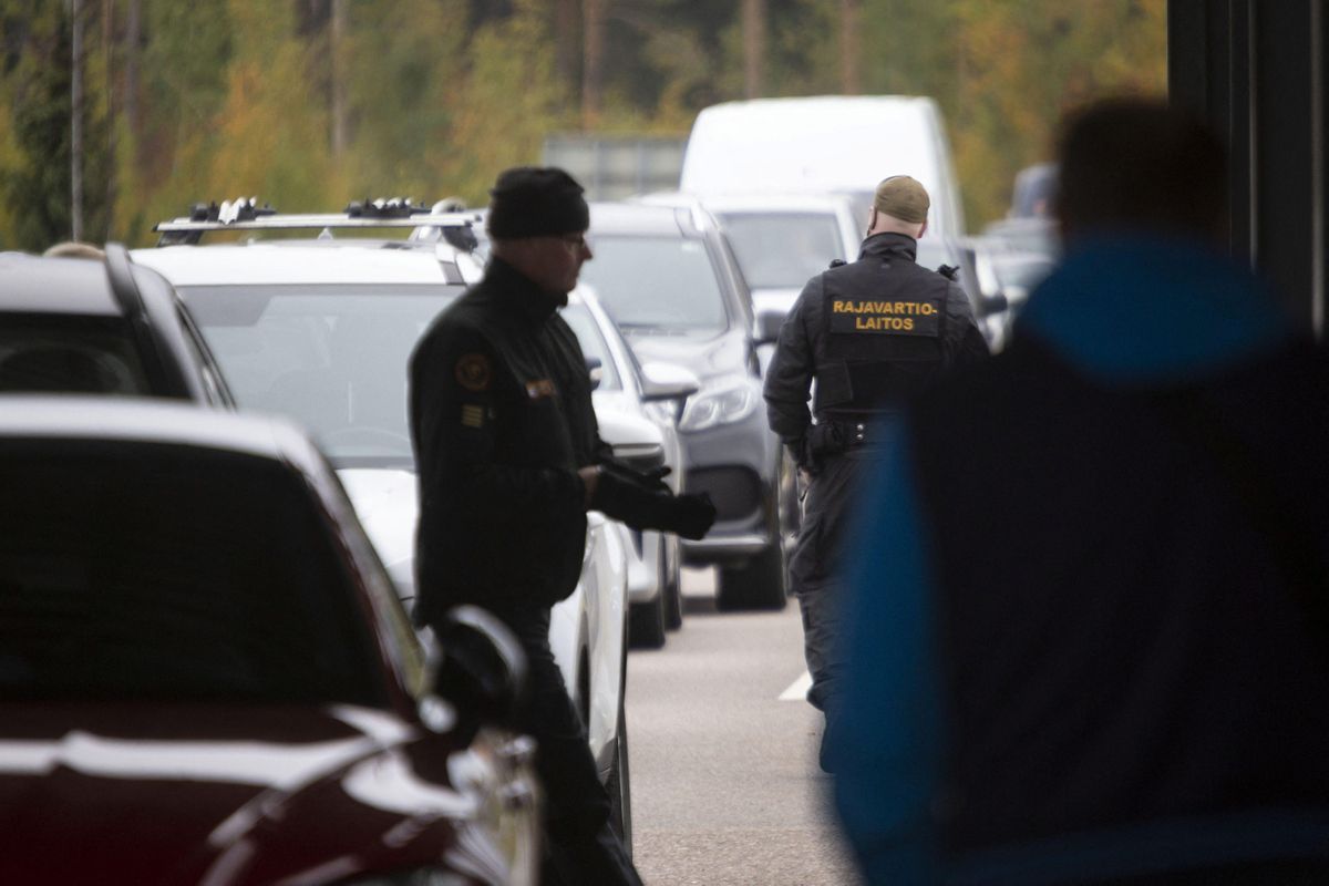 Guardias fronterizos de Finlandia inspeccionan vehículos procedentes de Rusia en el paso de Virolahti, este miércoles. Guardias fronterizos de Finlandia inspeccionan vehículos procedentes de Rusia en el paso de Virolahti, este miércoles.