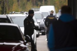 Guardias fronterizos de Finlandia inspeccionan vehículos procedentes de Rusia en el paso de Virolahti, este miércoles.