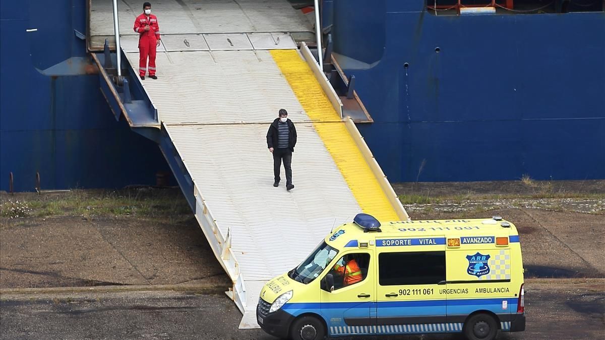 Ambulancia a los pies del ’Emerald Leader’, atracado y en cuarentena en el puerto de Vigo, este martes. Ambulancia a los pies del ’Emerald Leader’, atracado y en cuarentena en el puerto de Vigo, este martes.