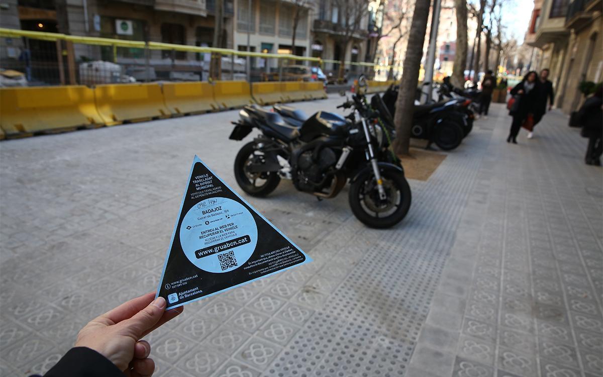 Nueva campaña del ayuntamiento para que las motos no aparquen en las nuevas aceras de la calle Girona, el nuevo eje verde 