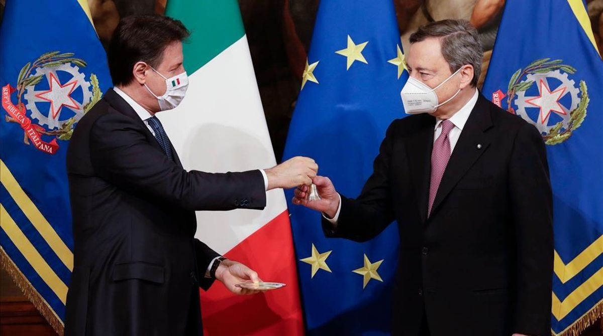 El primer ministro saliente, Giuseppe Conte (izquierda), cede el puesto a Mario Draghi. El primer ministro saliente, Giuseppe Conte (izquierda), cede el puesto a Mario Draghi.
