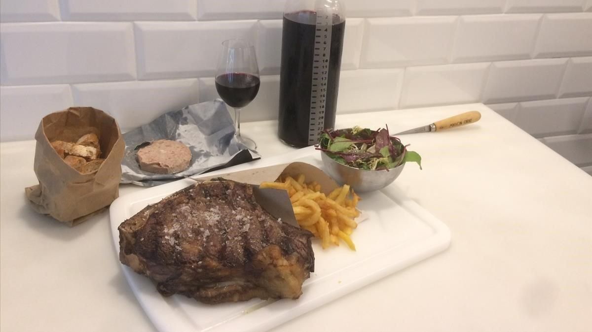 Chuletón, con patatas, ensalada y paté de hígado de cerdo, y el vino por centímetros. Chuletón, con patatas, ensalada y paté de hígado de cerdo, y el vino por centímetros.