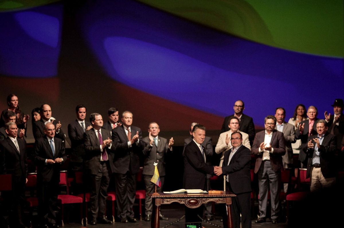 El expresidente de Colombia Juan Manuel Santos y Rodrigo Londoño, junto al resto del alto mando de las extintas FARC en la firma de los acuerdos de paz de 2016. El expresidente de Colombia Juan Manuel Santos y Rodrigo Londoño, junto al resto del alto mando de las extintas FARC en la firma de los acuerdos de paz de 2016.