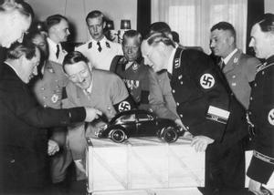 Hitler recibe una réplica de Volkswagen de manos de Ferdinand Porsche, en abril de 1938.  