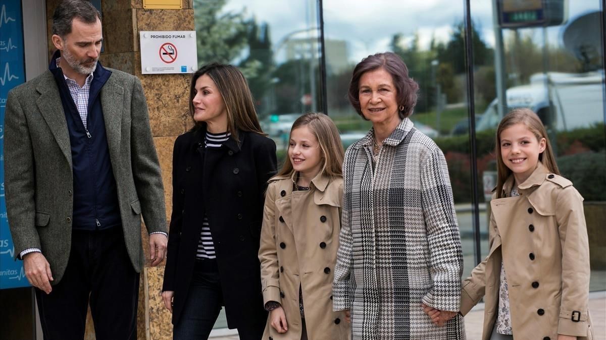 Felipe y Letizia, acompañados por la reina Sofia, la princesa Leonor y la infanta Sofia a su llegada a la clínica. Felipe y Letizia, acompañados por la reina Sofia, la princesa Leonor y la infanta Sofia a su llegada a la clínica.