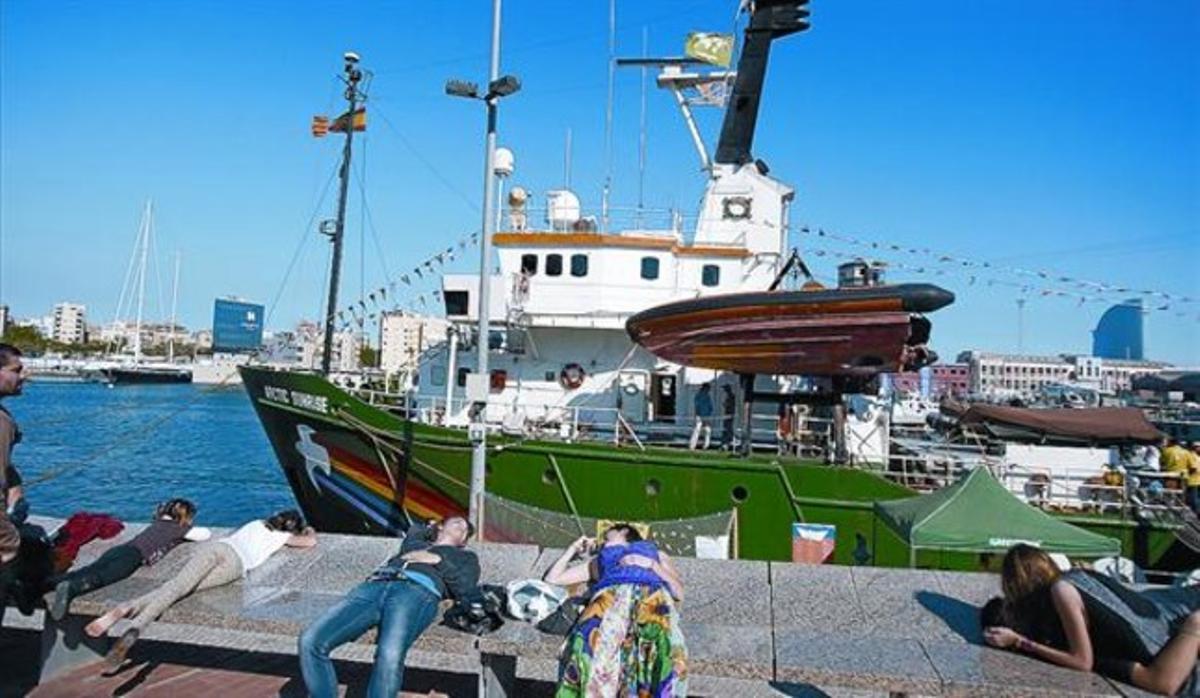 La nave Greenpeace, en un muelle del puerto de Barcelona, el viernes pasado.