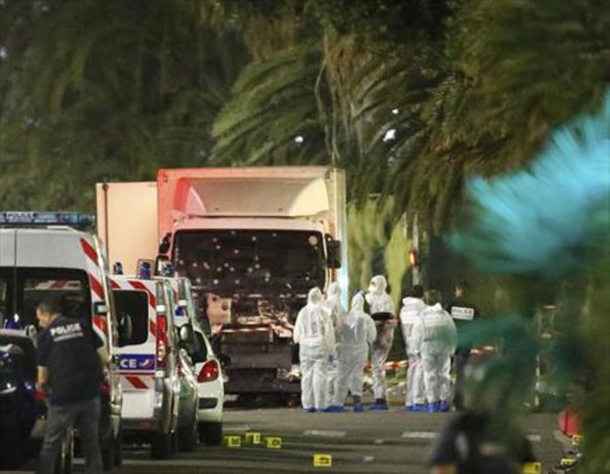 Un grupo de forenses examinan el camión del atentado de Niza. Un grupo de forenses examinan el camión del atentado de Niza.