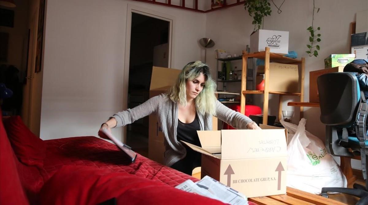 Alba Hierro prepara cajas para mudarse el viernes.