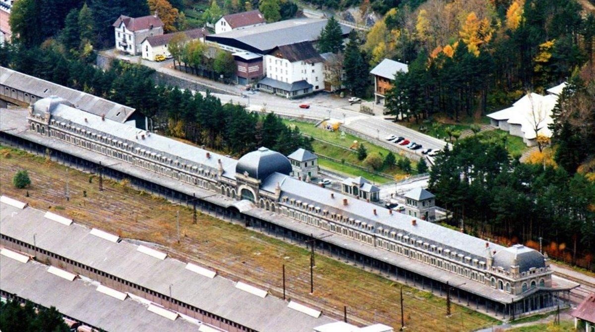 La estación de tren de Canfranc. La estación de tren de Canfranc.