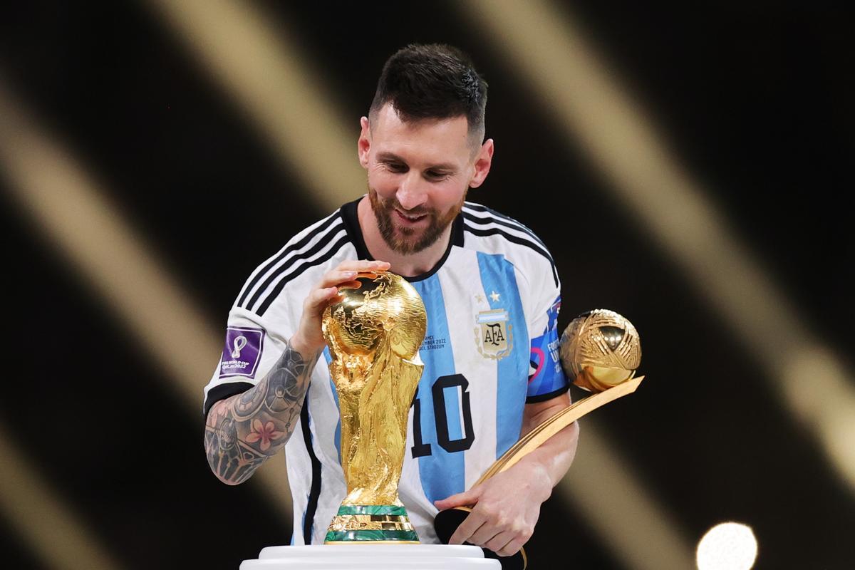 Leo Messi acaricia la Copa del Mundo en la ceremonia de proclamación del campeón en Qatar.