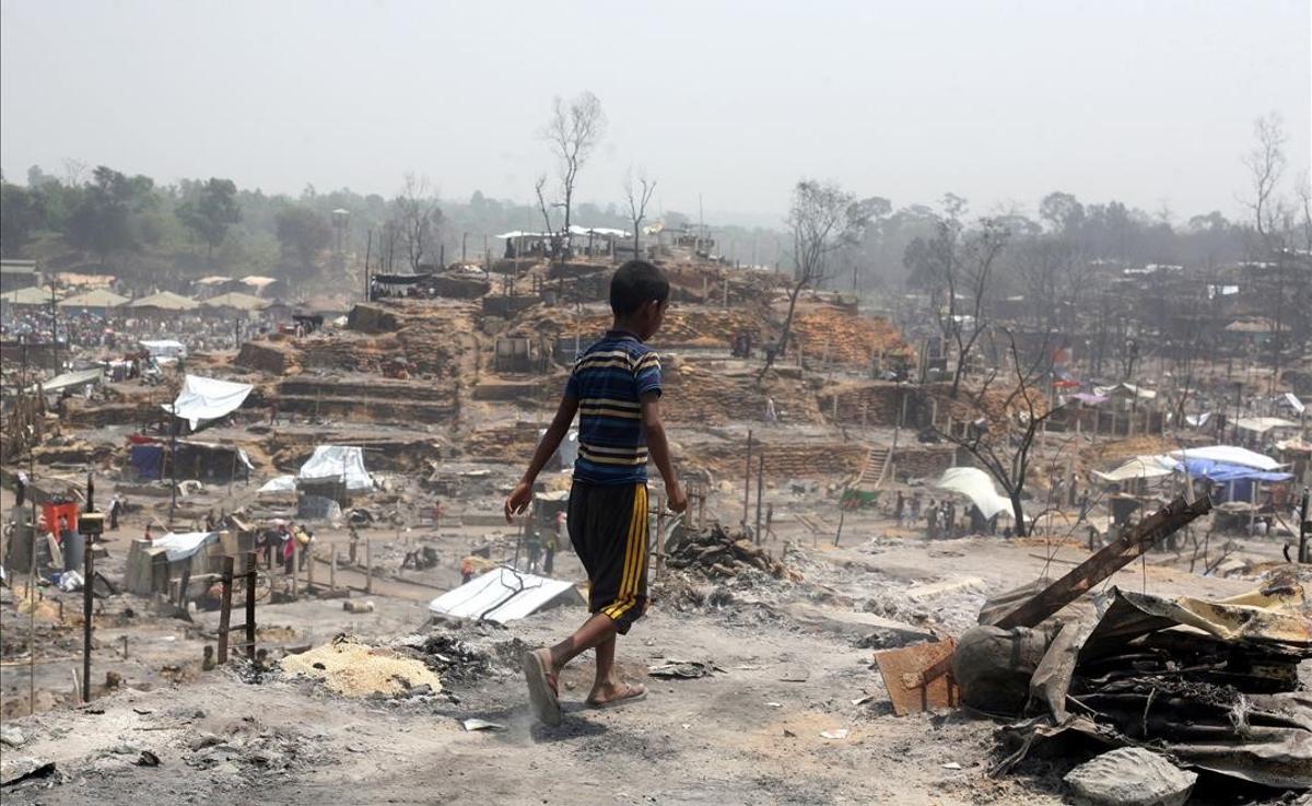 15 muertos en el incendio de un campamento de refugiados rohingyas. En la foto, aspecto del campo tras el fuego.