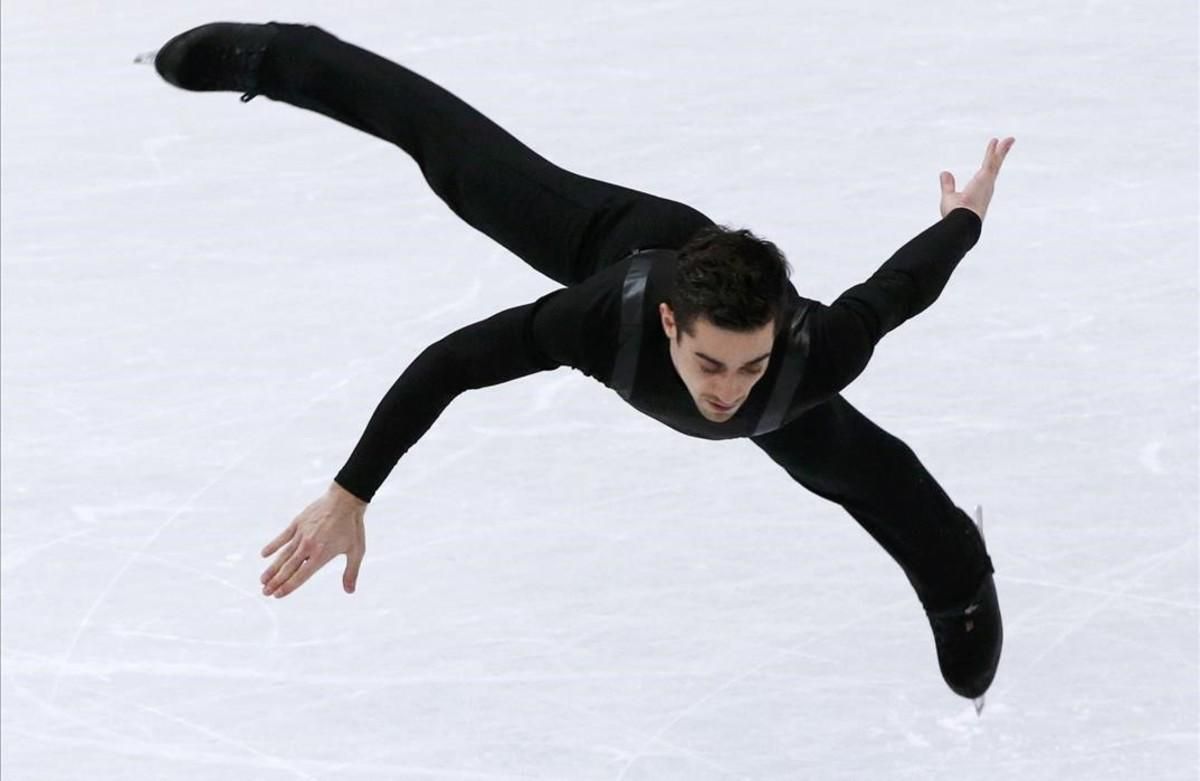 Javier Fernández, en un salto del ejercicio corto de este jueves. Javier Fernández, en un salto del ejercicio corto de este jueves.