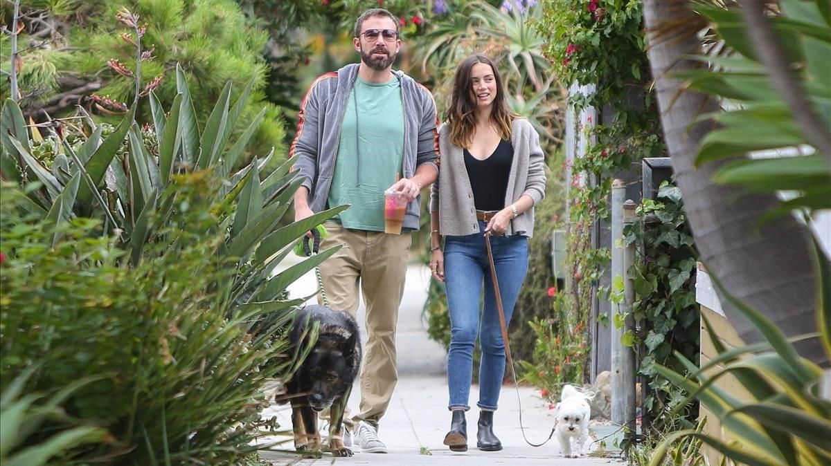 Ben Affleck y Ana de Armas pasean con sus perros por las calles de Los Ángeles, el pasado 1 de julio. Ben Affleck y Ana de Armas pasean con sus perros por las calles de Los Ángeles, el pasado 1 de julio.
