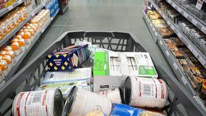 Un carrito lleno de productos en un supermercado de Barcelona, en una imagen de archivo.