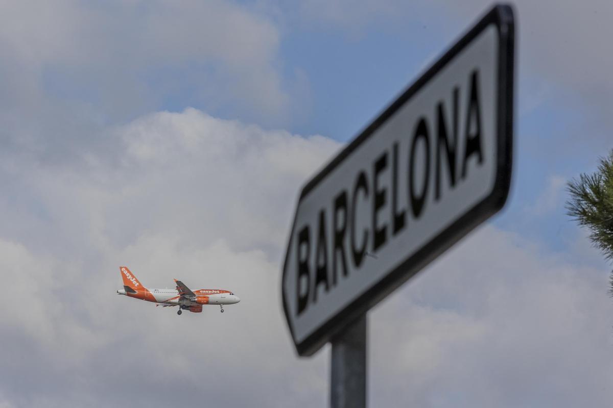 Un avión sobrevuela la zona de Gavà Mar tras despegar desde El Prat