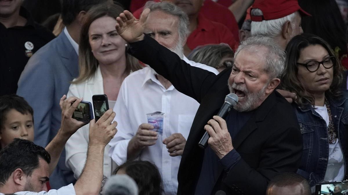 El ex presidente de Brasil, Luiz Inácio Lula da Silva, habla con sus simpatizantes después de ser liberado de la cárcel.