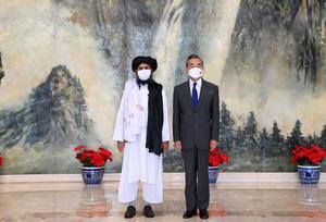 El ministro de Exteriores de China, Wang Yi, durante la reunión que mantuvo con el mulá Abdul Ghani Baradar en la ciudad de Tianjin el pasado 28 de julio.