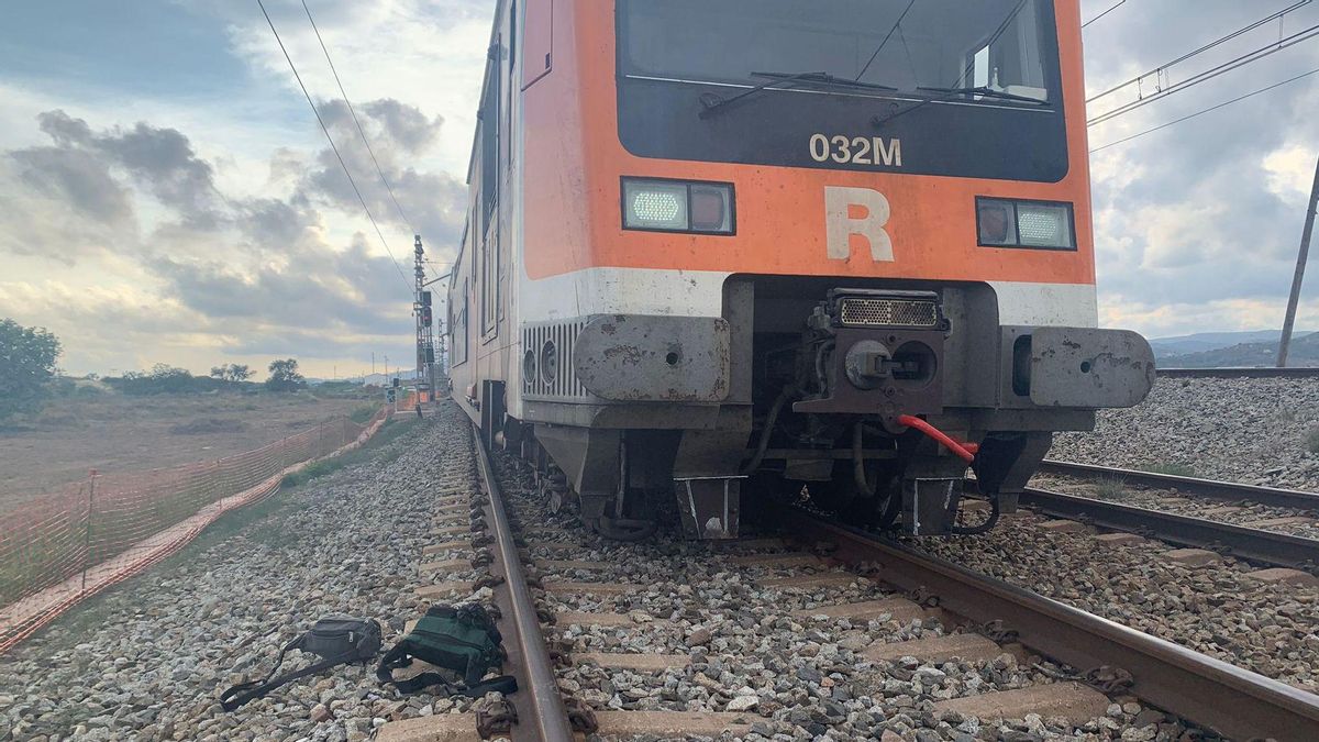 Tren de Rodalies que se ha salido de la vía cerca de la estación de El Prat. Tren de Rodalies que se ha salido de la vía cerca de la estación de El Prat.