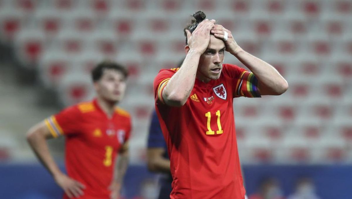 Gareth Bale se lamenta en un partido reciente de Gales. Gareth Bale se lamenta en un partido reciente de Gales.