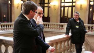 Puigdemont saluda a Víctor Terradellas en el Parlament, en febrero del 2017. 