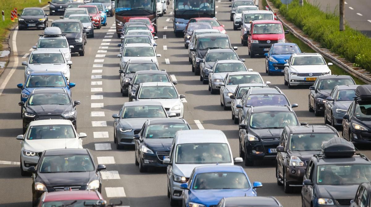 El transporte es responsable de más del 30% de las emisiones de CO2 en la UE, de las cuales el 72% proviene del transporte por carretera. El transporte es responsable de más del 30% de las emisiones de CO2 en la UE, de las cuales el 72% proviene del transporte por carretera.