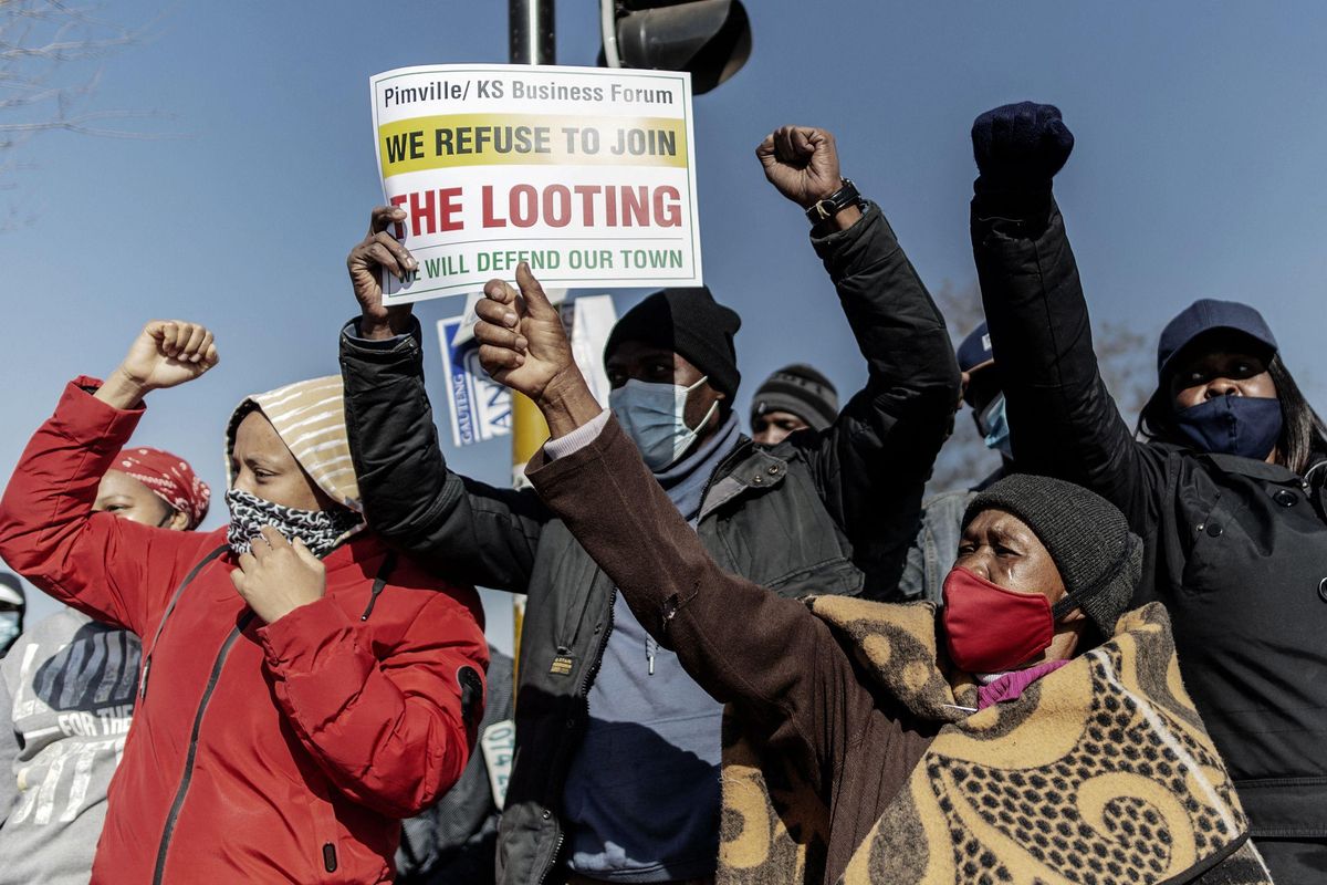 Unos manifestantes con carteles en Sudáfrica. Unos manifestantes con carteles en Sudáfrica.