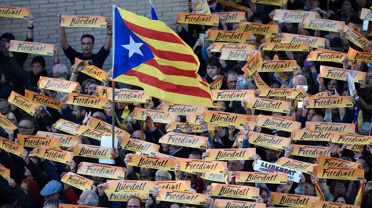 Carteles pidiendo la libertad de los presos. Carteles pidiendo la libertad de los presos.