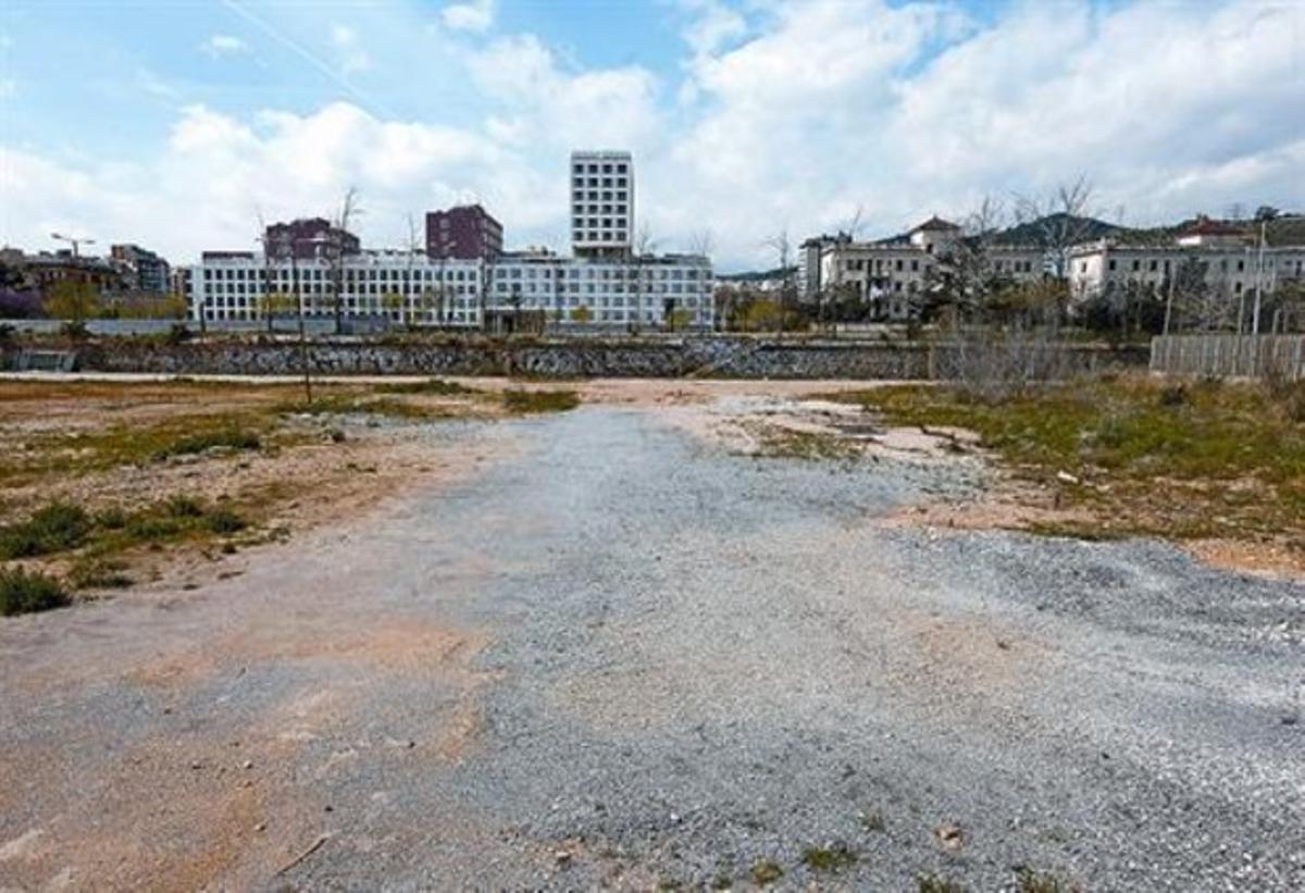 Uno de los solares en desuso en los antiguos cuarteles de Sant Andreu para el que los vecinos piden un uso provisional, la semana pasada. Uno de los solares en desuso en los antiguos cuarteles de Sant Andreu para el que los vecinos piden un uso provisional, la semana pasada.