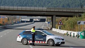Dos ladrones mueren al tirarse por un puente de la AP-7 en una persecución de los Mossos en Girona
