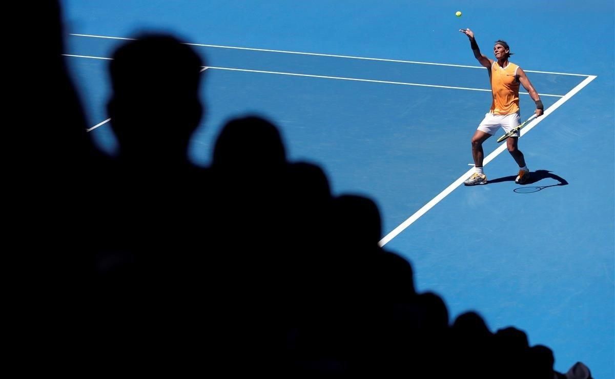Rafael Nadal de España en acción durante su partido de la primera ronda contra James Duckworth en el torneo de tenis Grand Slam Open de Australia. Rafael Nadal de España en acción durante su partido de la primera ronda contra James Duckworth en el torneo de tenis Grand Slam Open de Australia.