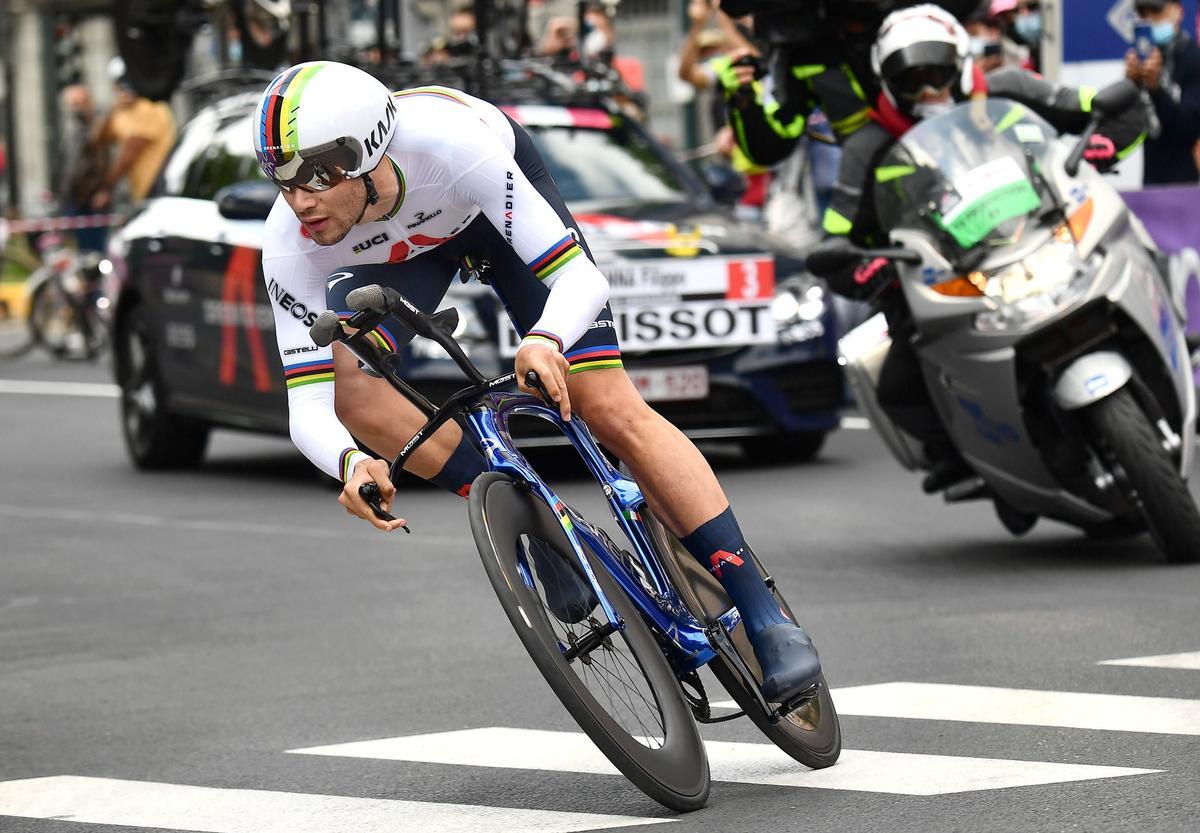 Filippo Ganna, en pleno esfuerzo, camino de la victoria en la primera etapa del Giro 2021, en Turín.