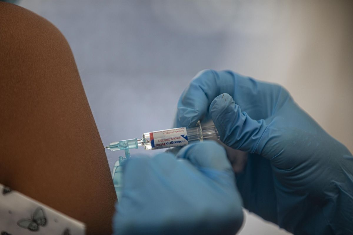 Metges intensivistes desmenteixen interaccions entre la vacuna de la grip i la del coronavirus Metges intensivistes desmenteixen interaccions entre la vacuna de la grip i la del coronavirus