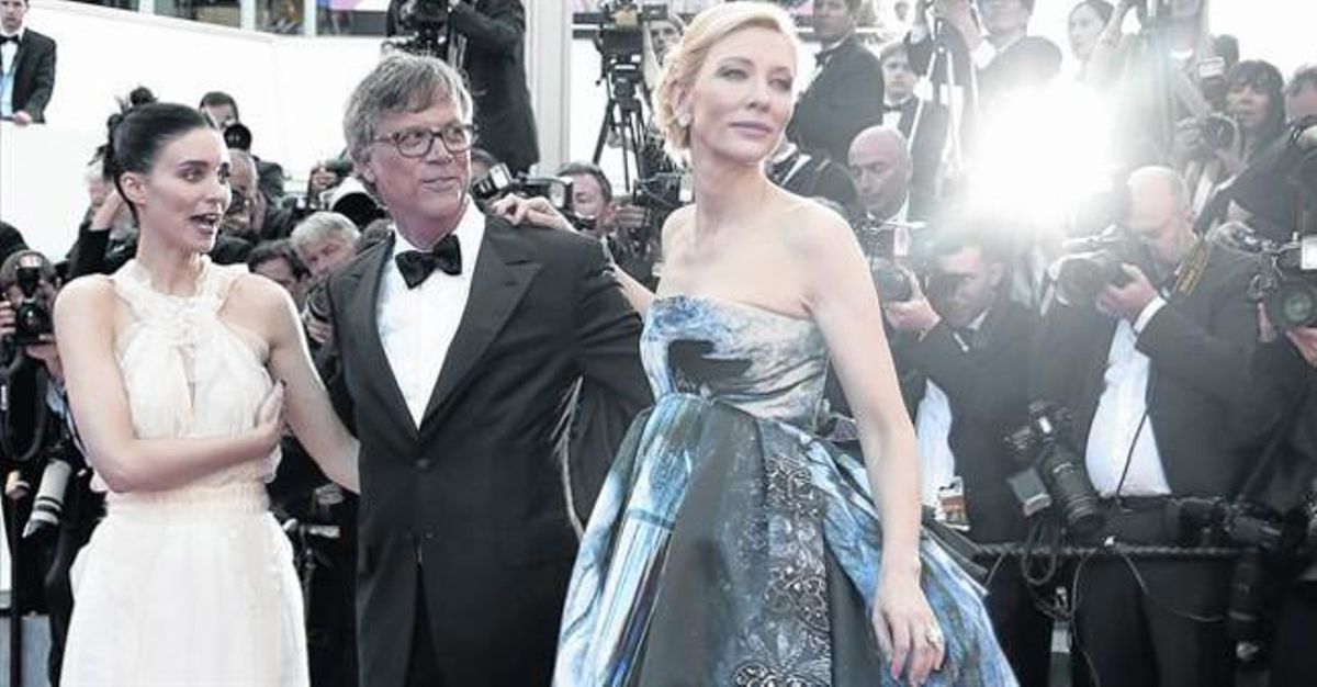 De izquierda a derecha, Rooney Mara, Todd Haynes y Cata Blanchett, anoche, en la alfombra roja de Cannes. De izquierda a derecha, Rooney Mara, Todd Haynes y Cata Blanchett, anoche, en la alfombra roja de Cannes.