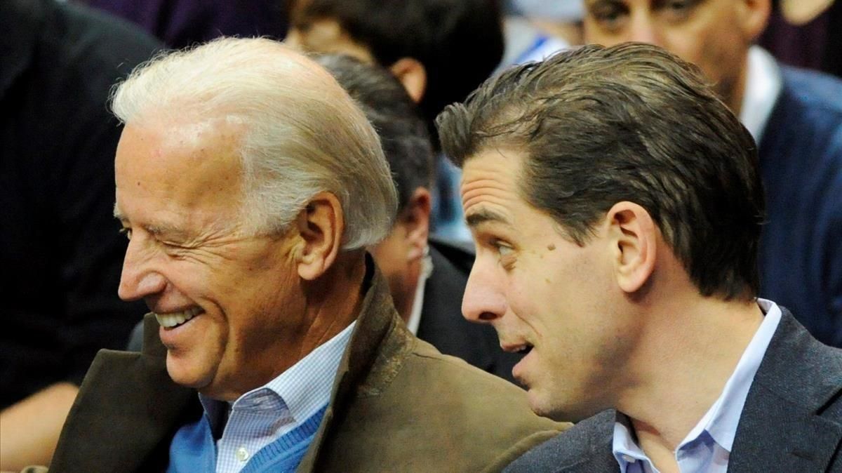 Fotografia de archivo del 30 de enero de 2010 que muestra al entonces vicepresidente de los Estados Unidos Joe Biden (i) y a su hijo Hunter Biden (d) durante un partido de baloncesto en Estados Unidos. Fotografia de archivo del 30 de enero de 2010 que muestra al entonces vicepresidente de los Estados Unidos Joe Biden (i) y a su hijo Hunter Biden (d) durante un partido de baloncesto en Estados Unidos.