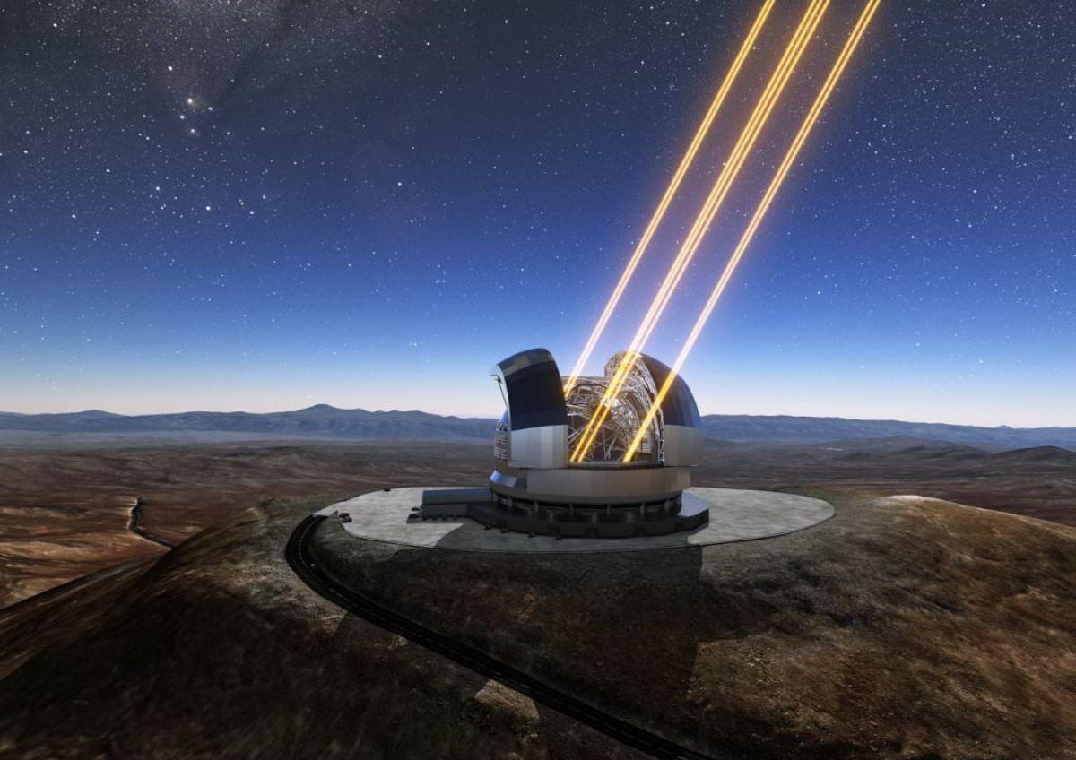 Representación artística que muestra al Extremely Large Telescope en funcionamiento en el norte de Chile. El telescopio utiliza láseres para crear estrellas artificiales en lo alto de la atmósfera.