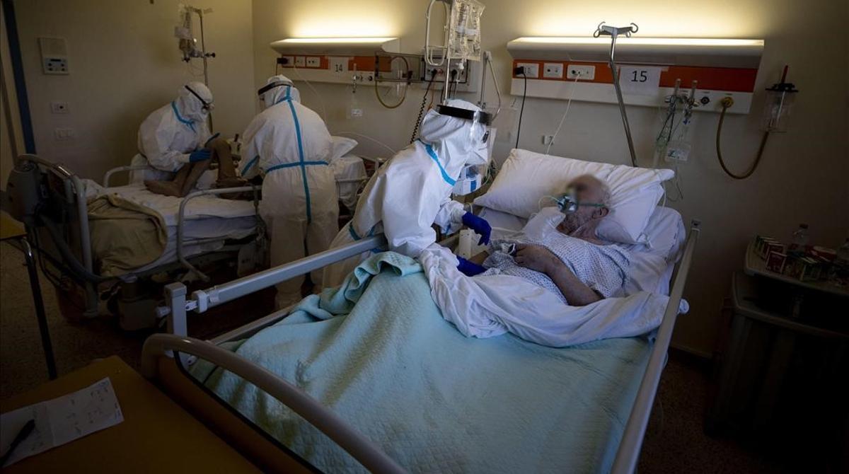 Atención de un enfermo de covid en el Hospital San Felipe Neri de Roma el 4 de enero del 2021.