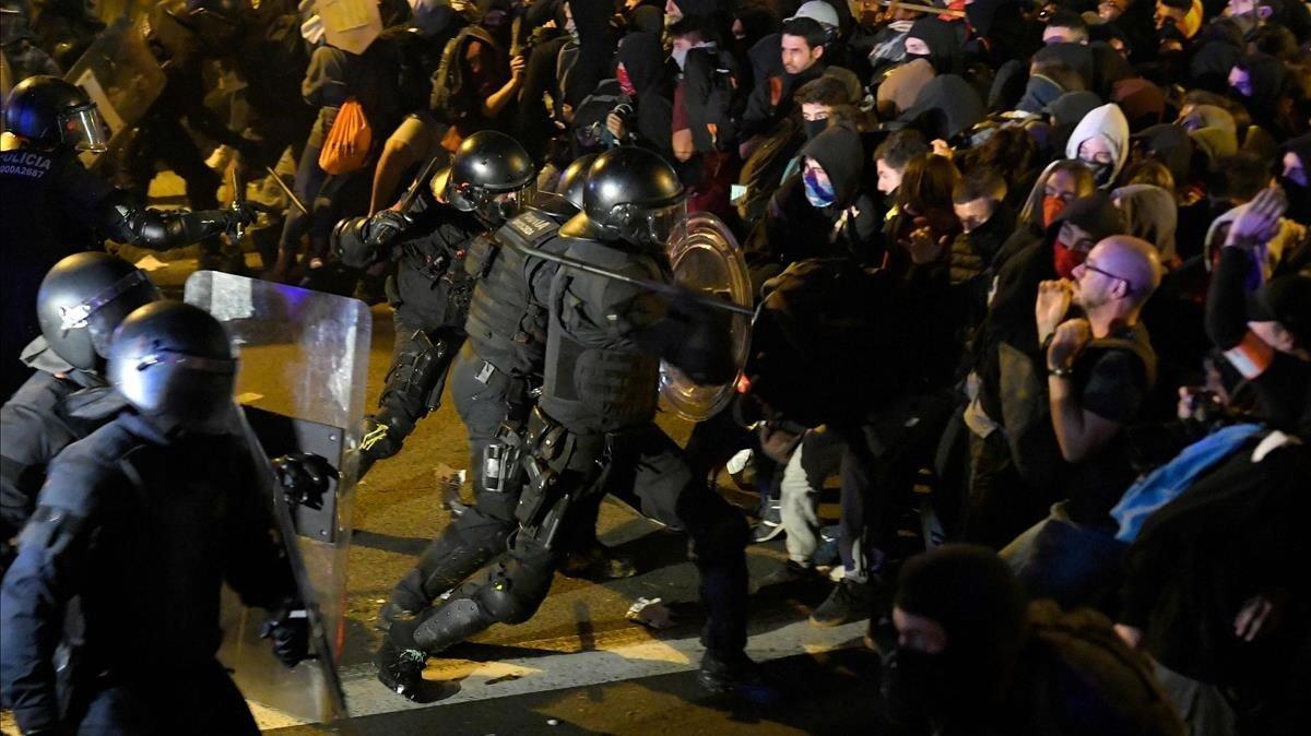 Enfrentamientos entre policía y manifestantes en Barcelona.