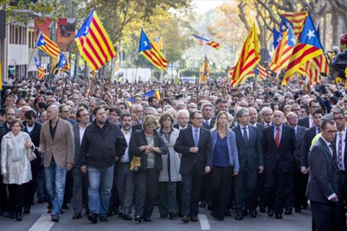 Mas, acompañado por el Govern y 400 alcaldes, se dirige al TSJC, en octubre, para declarar por el 9-N. Mas, acompañado por el Govern y 400 alcaldes, se dirige al TSJC, en octubre, para declarar por el 9-N.