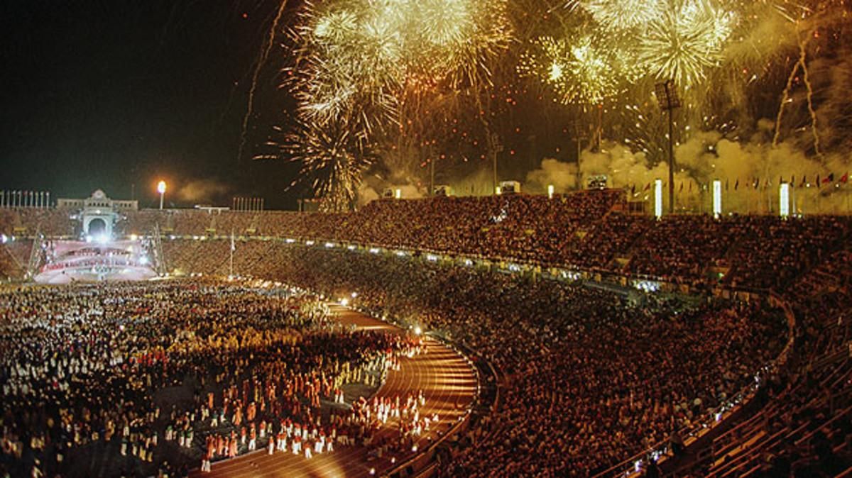 Espectáculo pirotécnico en la apertura de los JJOO, en el Estadi de Montjuïc. Espectáculo pirotécnico en la apertura de los JJOO, en el Estadi de Montjuïc.