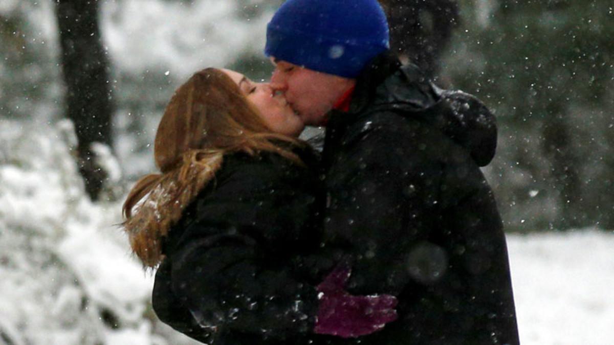 Una pareja se besa en un parque de Nueva York en plena nevada. Una pareja se besa en un parque de Nueva York en plena nevada.