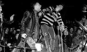 L’Odi Social, banda de hardcore punk de Barcelona, actuando en la Plaça de la Guineueta el día 8 de marzo de 1986.