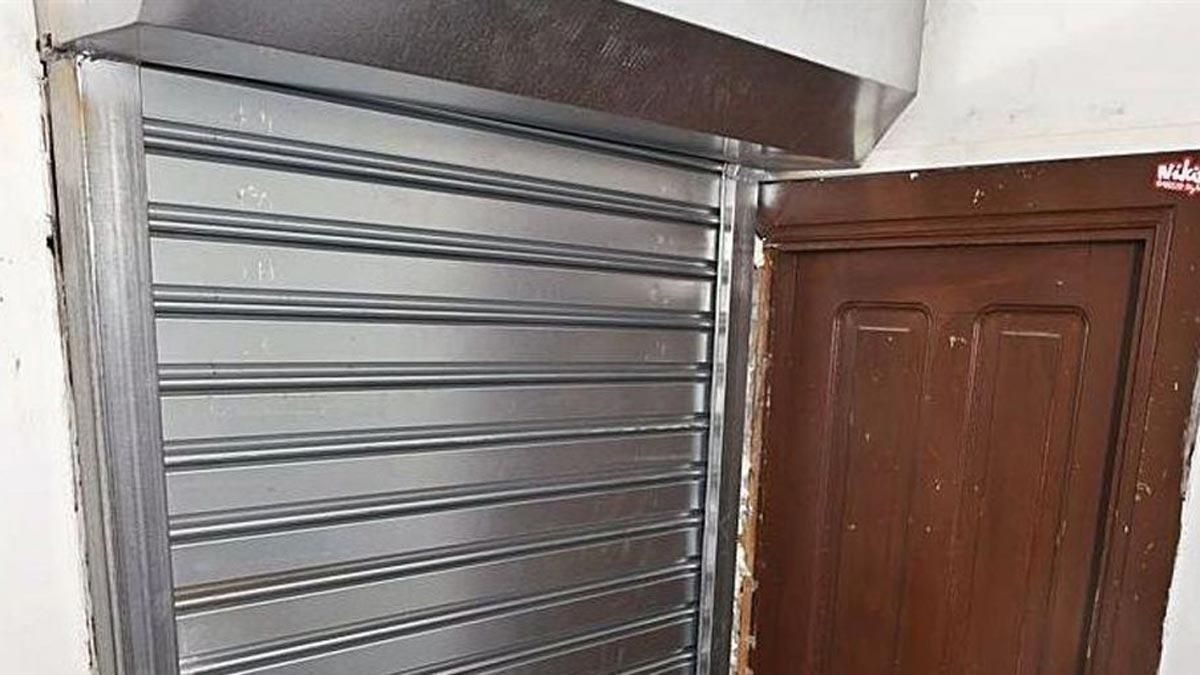 El propietario del piso de la calle Real puso una puerta de seguridad para evitar que vuelvan a okuparlo. El propietario del piso de la calle Real puso una puerta de seguridad para evitar que vuelvan a okuparlo.