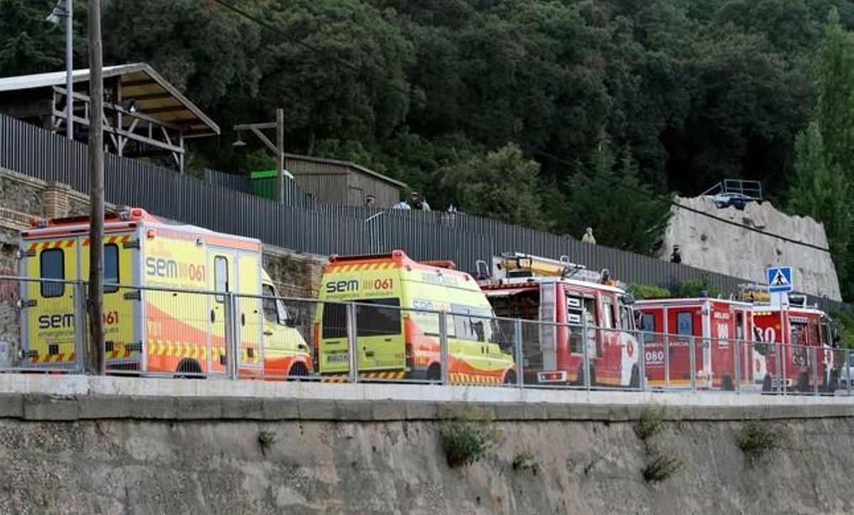 Varias ambulancias y dotaciones de bomberos en el parque del Tibidabo de Barcelona. Varias ambulancias y dotaciones de bomberos en el parque del Tibidabo de Barcelona.
