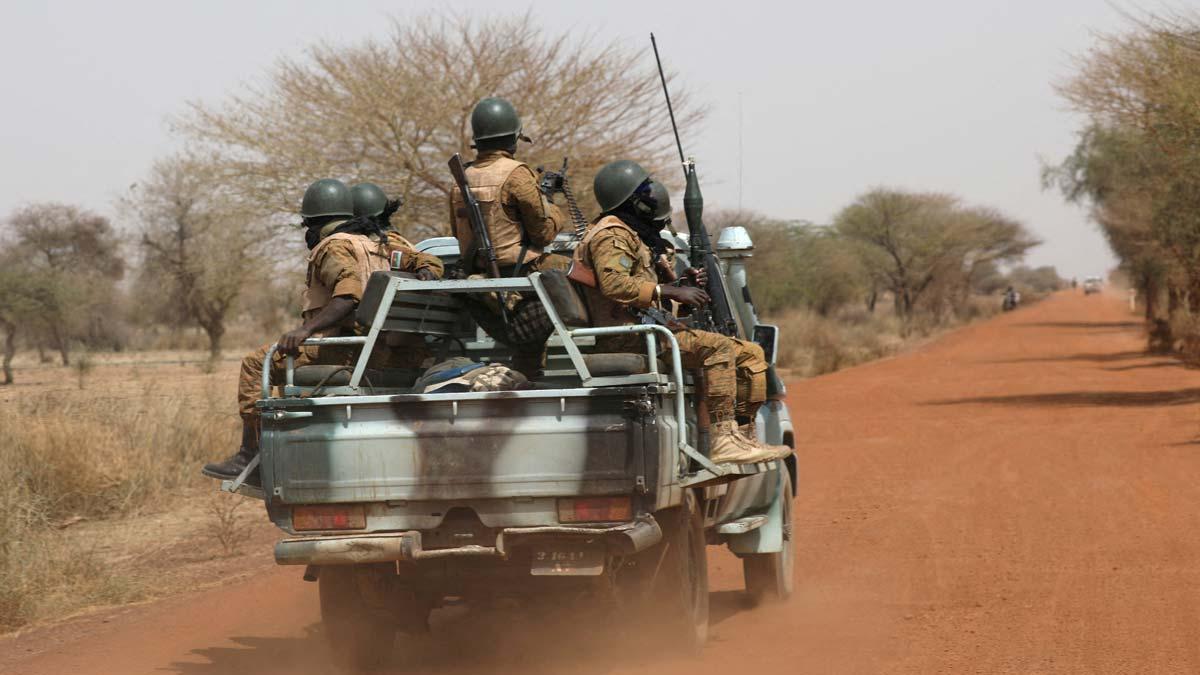 Soldados de Burkina Faso patrullan en la carretera de Gorgadji.
