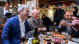  Jaume Collboni, alcaldable para Barcelona por el PSC y el presidente del Mobile John Hoffmann, de tapas en el bar La Esquinica de Nou Barris