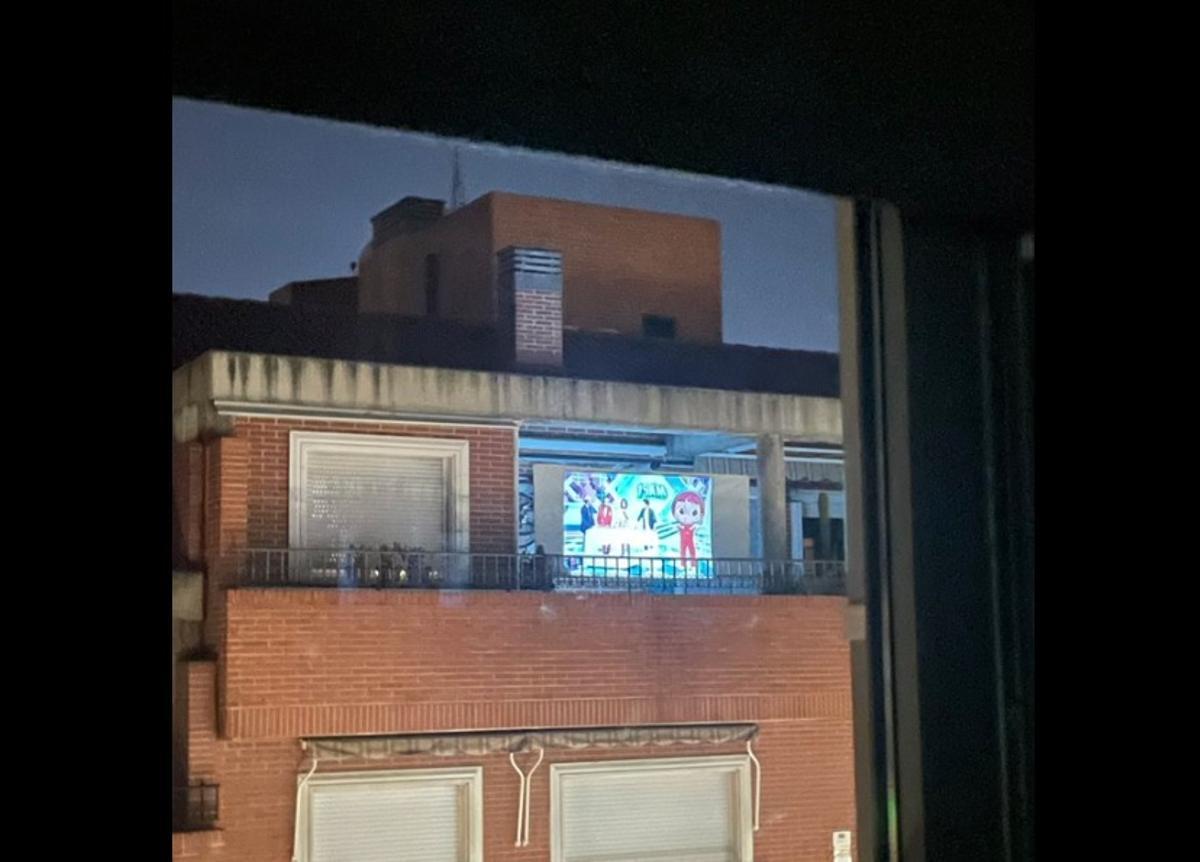 La imatge d’un home veient ‘Mapi’ a la seva terrassa amb un projector arrasa a Twitter