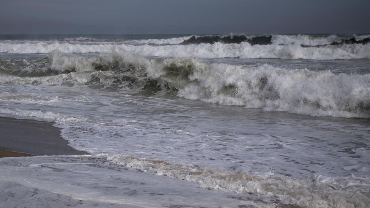 Olas en una playa, en una imagen de archivo Olas en una playa, en una imagen de archivo