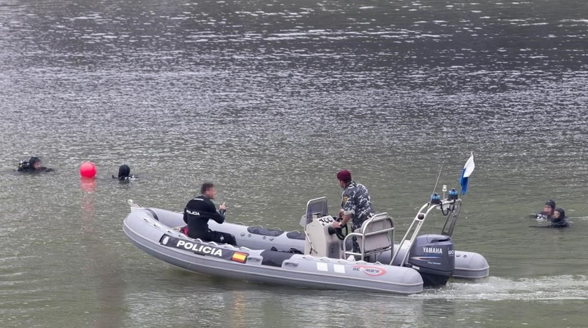 Un grupo de agentes busca el cadáver de Marta del Castillo en el río Guadalquivir. Un grupo de agentes busca el cadáver de Marta del Castillo en el río Guadalquivir.