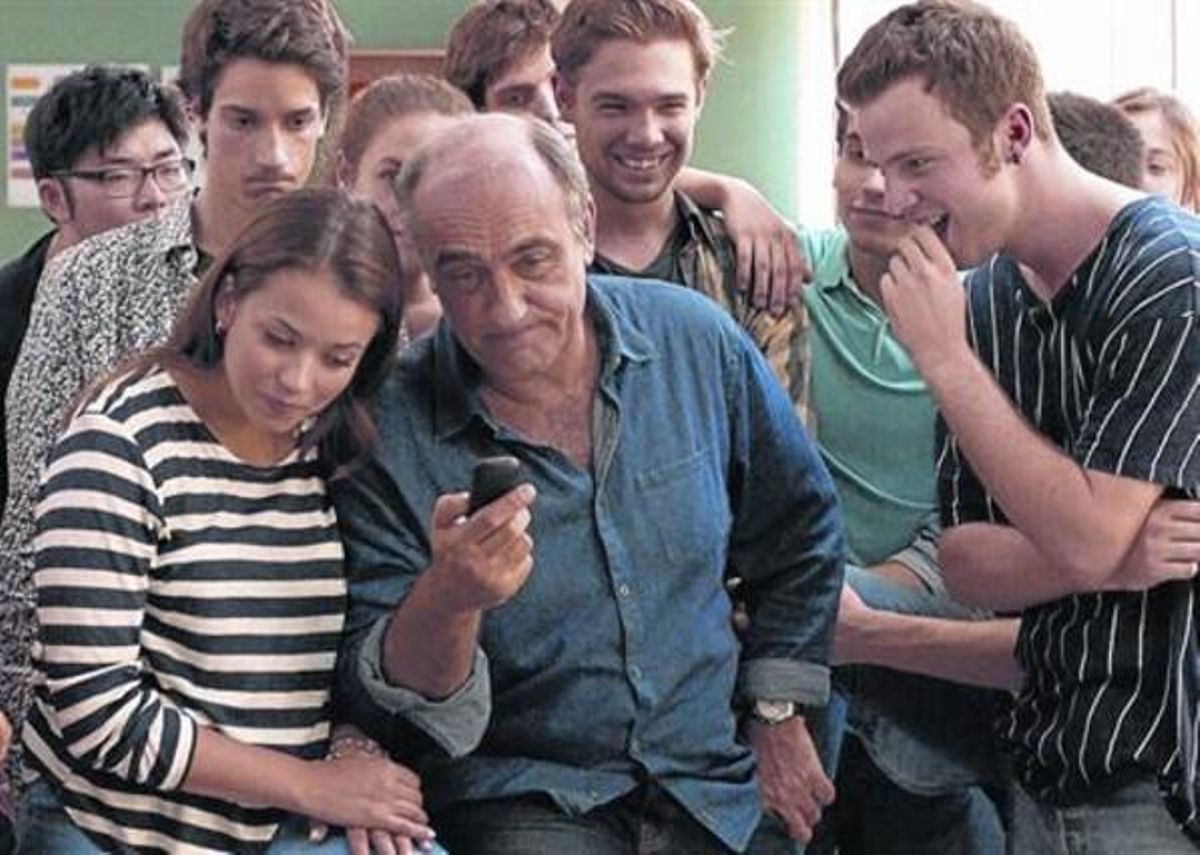 Francesc Orella, rodeado de sus peripatéticos alumnos, en el último episodio de la serie ’Merlí’. Francesc Orella, rodeado de sus peripatéticos alumnos, en el último episodio de la serie ’Merlí’.